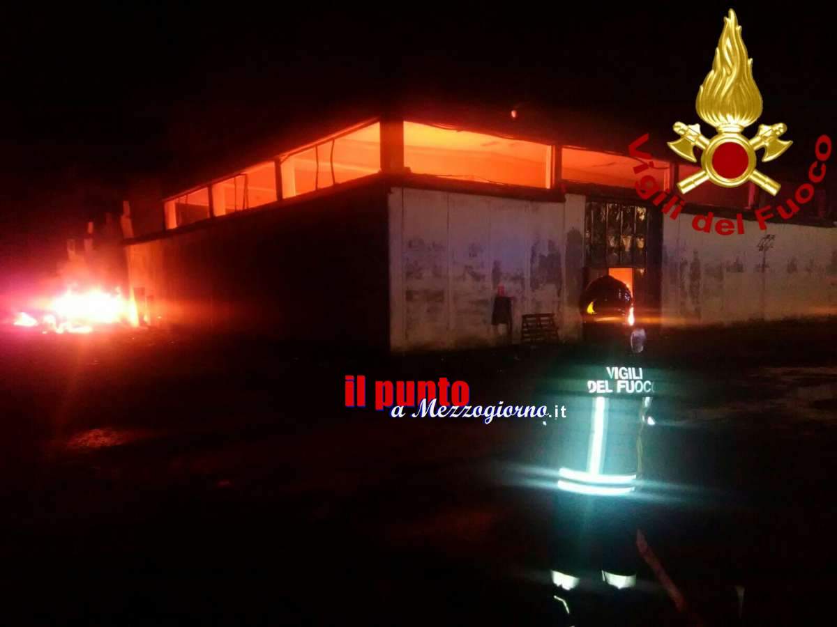 Incendio all’archivio del Comune di Pomezia, danneggiati anche scuolabus
