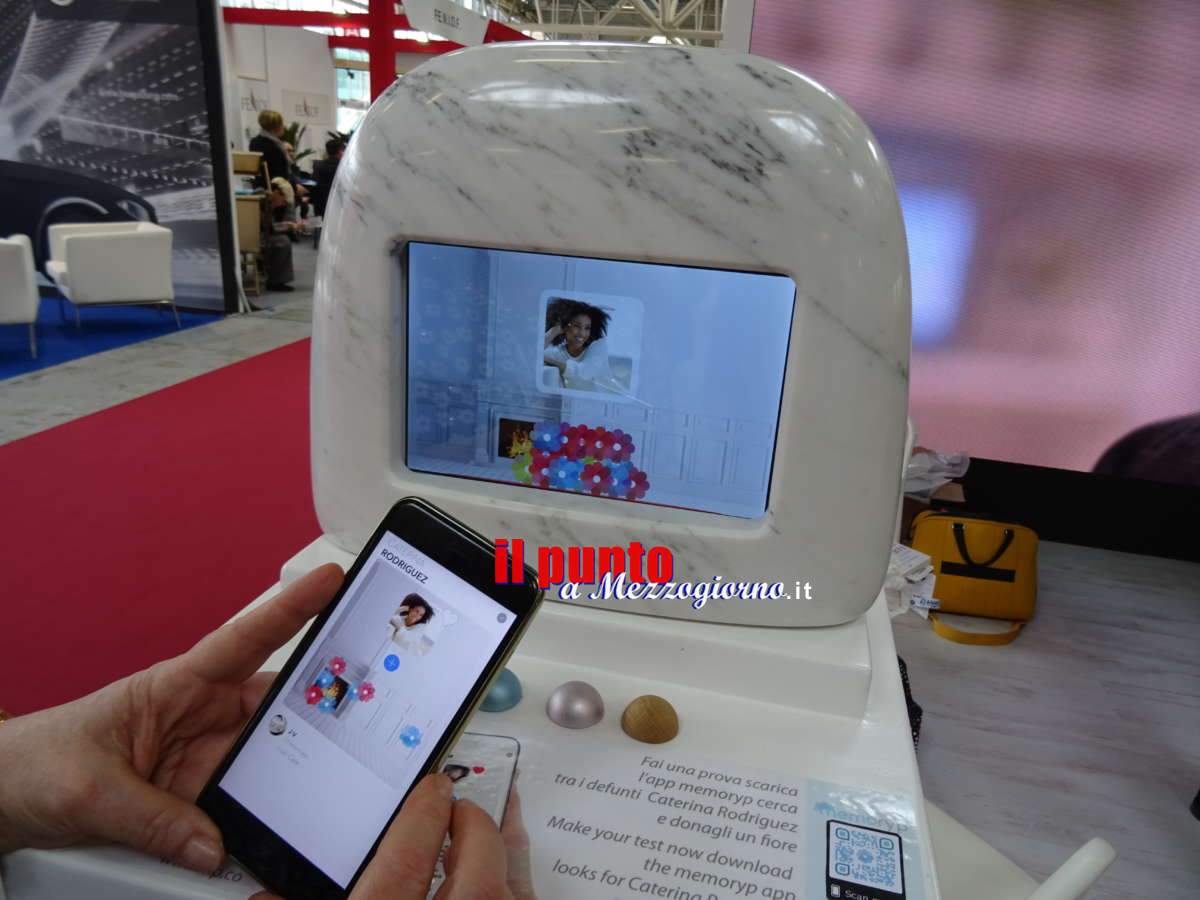 La morte diventa “social” con “l’urna digitale”, un’app trasforma il telefono in cimitero La morte diventa “social” con “l’urna digitale”, un’app trasforma il telefono in cimitero