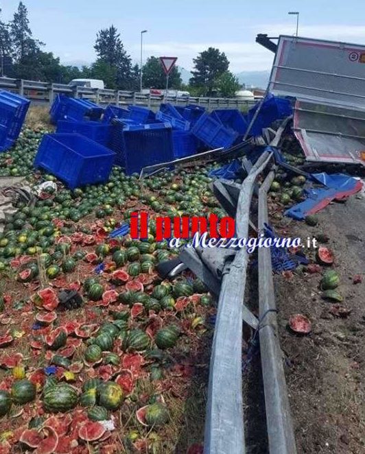 Cocomeri e rottami sull’asfalto, chiuso lo svincolo autostradale a Frosinone