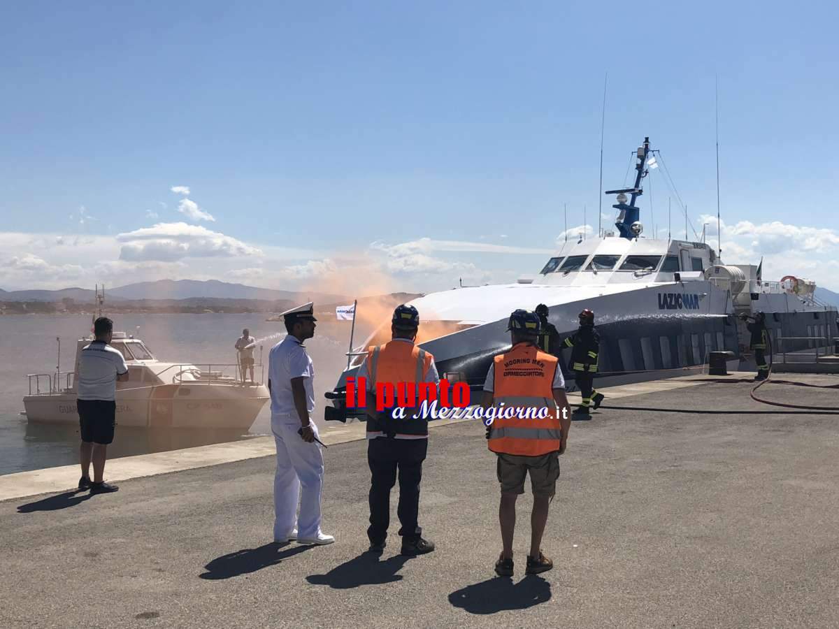 Esercitazione antincendio della Guardia Costiera nel porto di Formia
