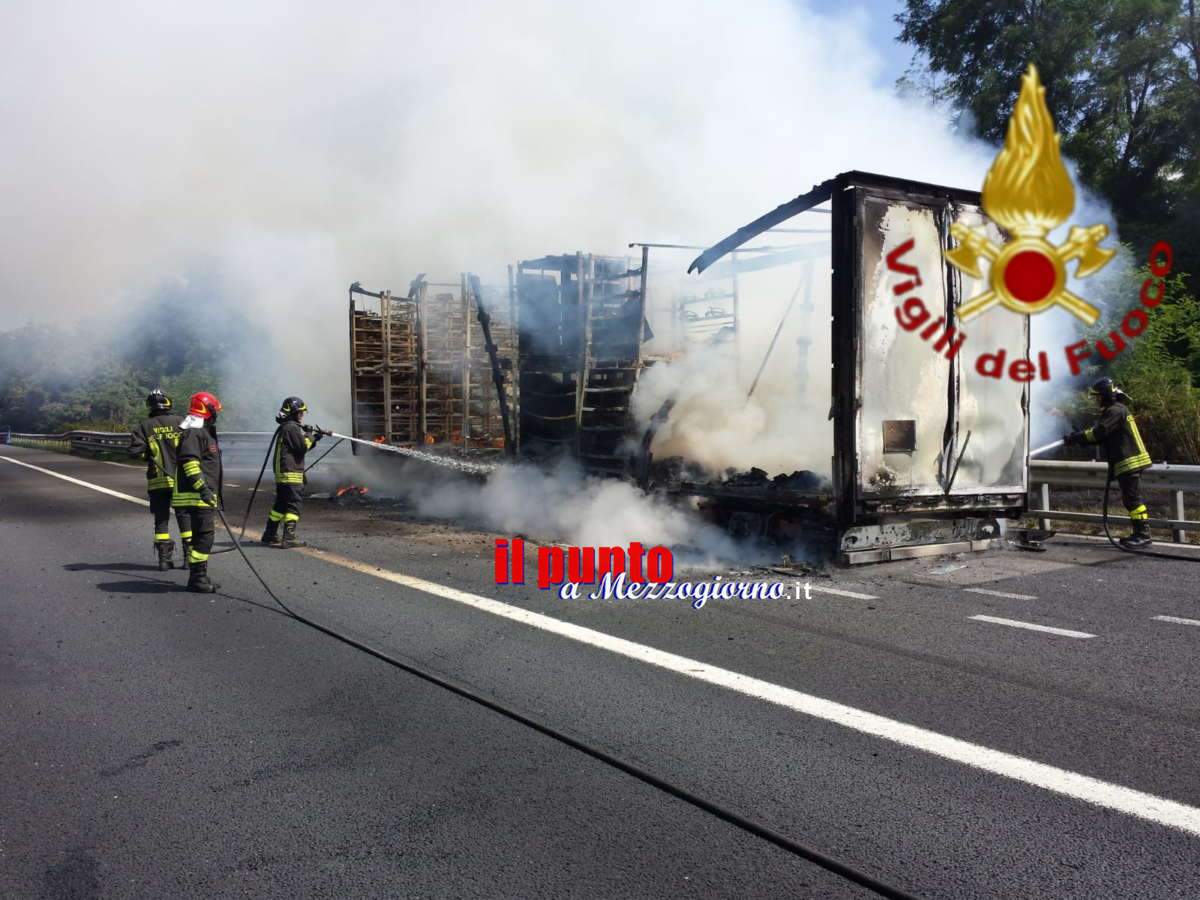 Camion in fiamme sull’A1, traffico interrotto per 30 minuti sulla sud fino a Valmontone