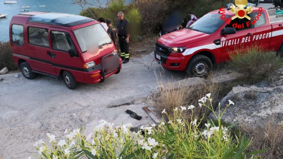 In bilico sul precipizio, gruppo di turisti salvato a Ponza