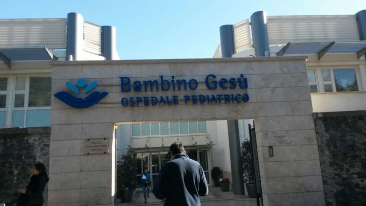 Bambina investita a Velletri davanti al nido, indagata per lesioni stradali la donna alla guida dell’auto