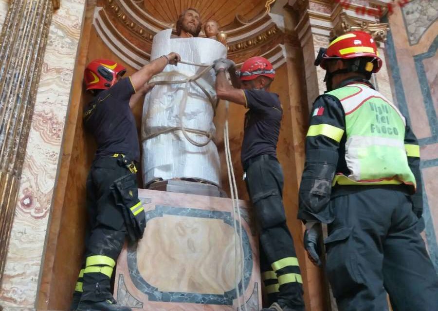 Dopo il crollo del tetto a San Giuseppe dei Falegnami, ora i vigili del fuoco recuperano le opere d’arte Dopo il crollo del tetto a San Giuseppe dei Falegnami, ora i vigili del fuoco recuperano le opere d’arte