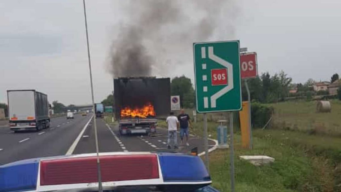 Camion in fiamme sull’autostrada Roma Napoli