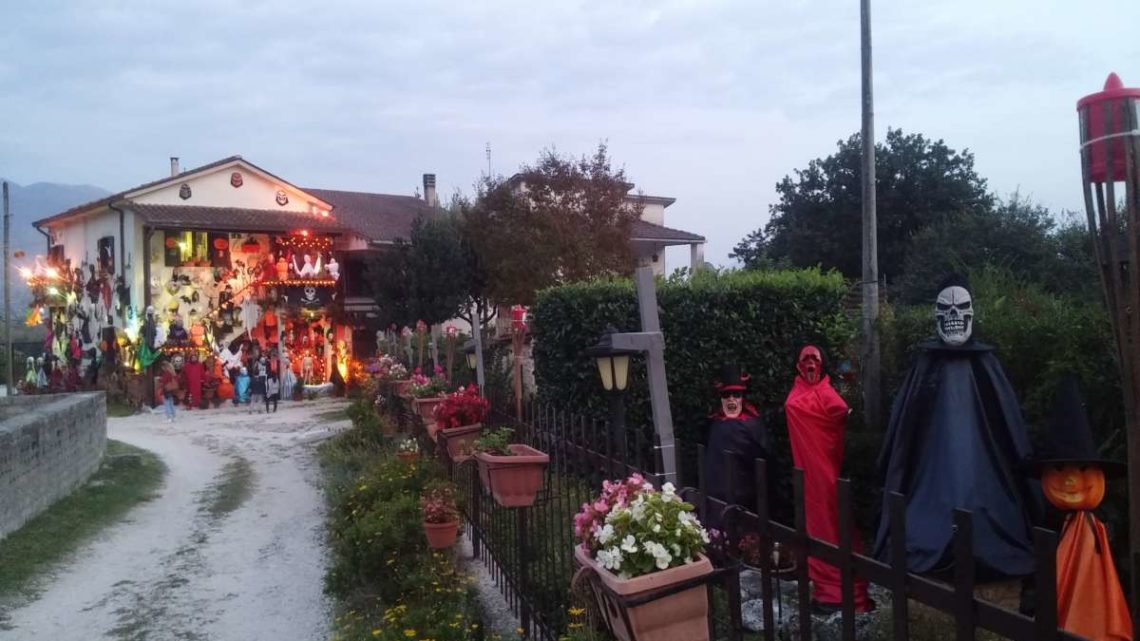 Halloween a “Casa Pallucci”, i mostri si incontrano a Caira per il “dolcetto o scherzetto” – FOTO