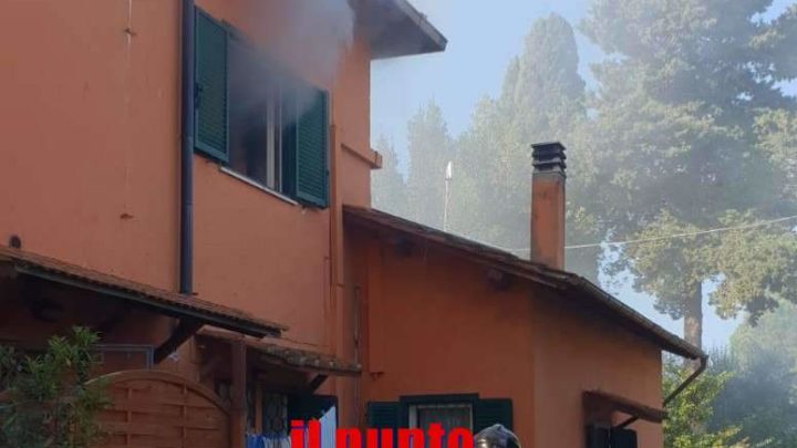 Casa in fiamme ad Aprilia, i vigili del fuoco hanno evitato che l’incendio si propagasse