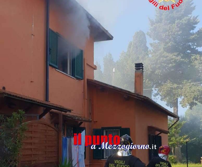 Casa in fiamme ad Aprilia, i vigili del fuoco hanno evitato che l’incendio si propagasse