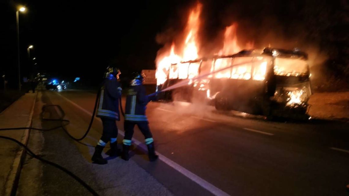 Incendio sulla Cassino-Formia, pullman Cotral si ferma e prende fuoco