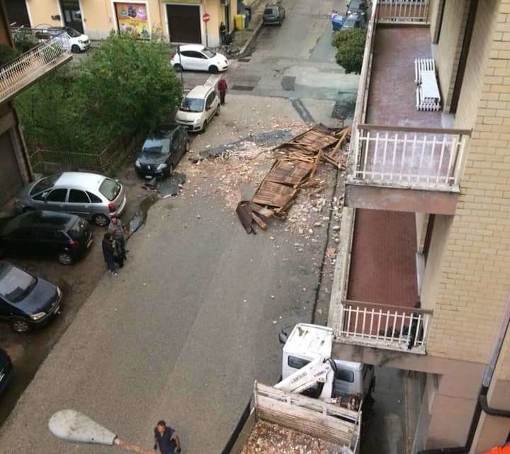 Il maltempo con pioggia e vento flagella Cassino e la periferia. Cade una pensilina in via Abate Aligerno