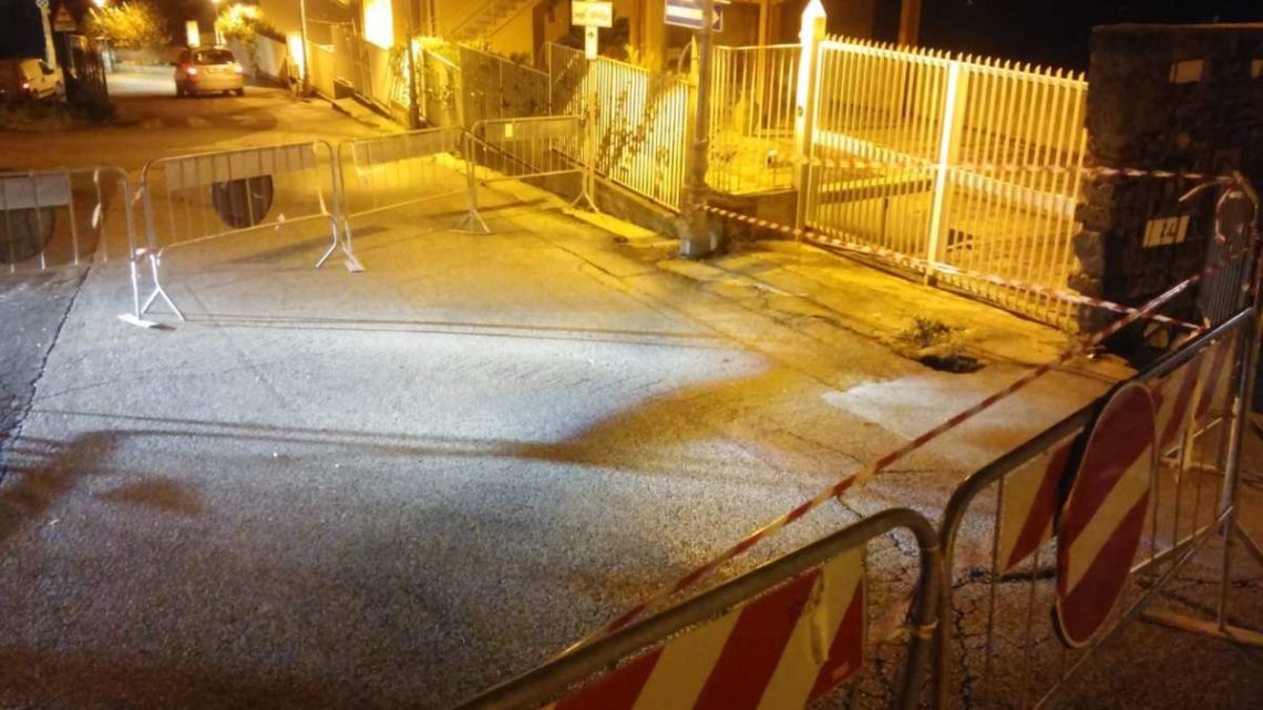 Voragine in via San Giovanni Vecchio a Velletri, strada chiusa per pericolo crolli Voragine in via San Giovanni Vecchio a Velletri, strada chiusa per pericolo crolli