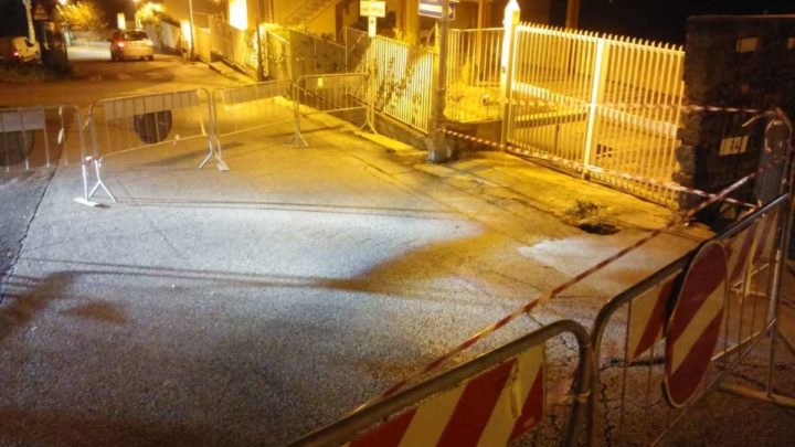 Voragine in via San Giovanni Vecchio a Velletri, strada chiusa per pericolo crolli