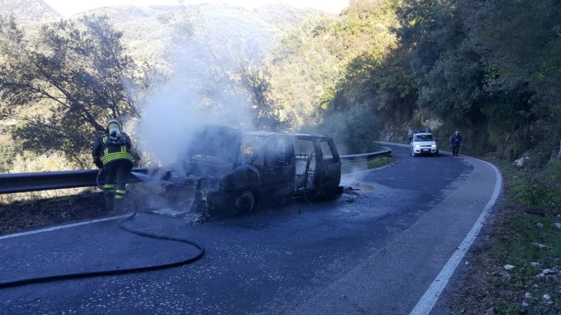 Macchina in fiamme sulla strada per Vallerotonda, salvo anziano alla guida