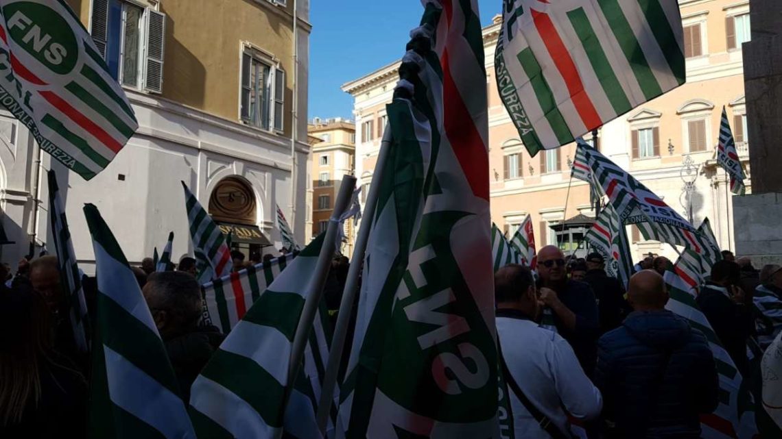 Sicurezza, vigili del fuoco e agenti penitenziaria a Montecitorio per chiedere rispetto della dignità