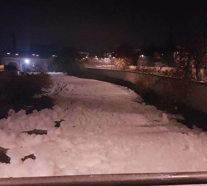 Il fiume Sacco torna a schiumare, paura e rabbia a Ceccano