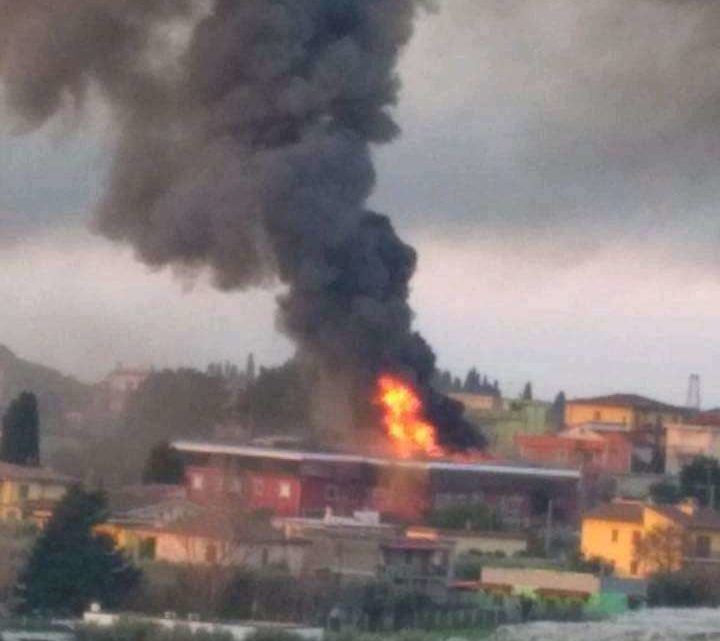 Mobilificio in fiamme a Cisterna, colonna di fumo visibile a chilometri di distanza