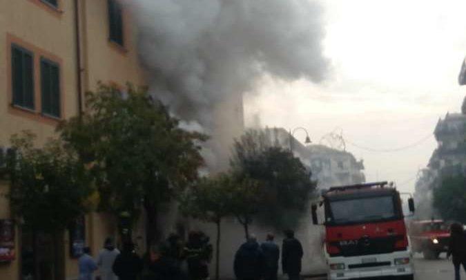 Gioielleria in fiamme a Cassino, panico in centro