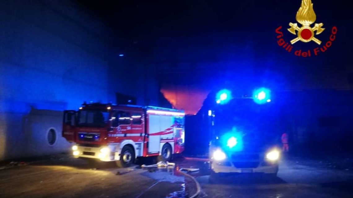 Incendio in un capannone per la raccolta dei rifiuti sulla Salaria Incendio in un capannone per la raccolta dei rifiuti sulla Salaria