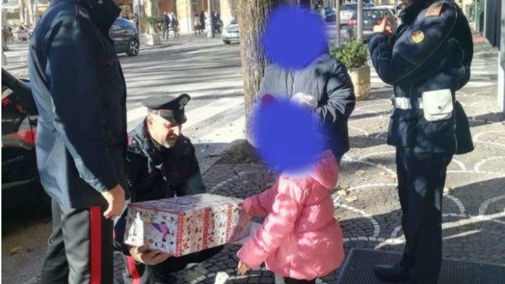 Babbo Natale fa l’incidente con la slitta e le renne, carabinieri consegnano regalo