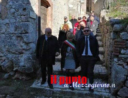 Il prefetto di Frosinone visita il presepe allestito nel castello di Pico