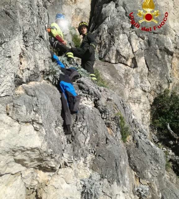 FOTO E VIDEO – Arrampicata da brividi a Itri, rocciatore precipita per decine di metri