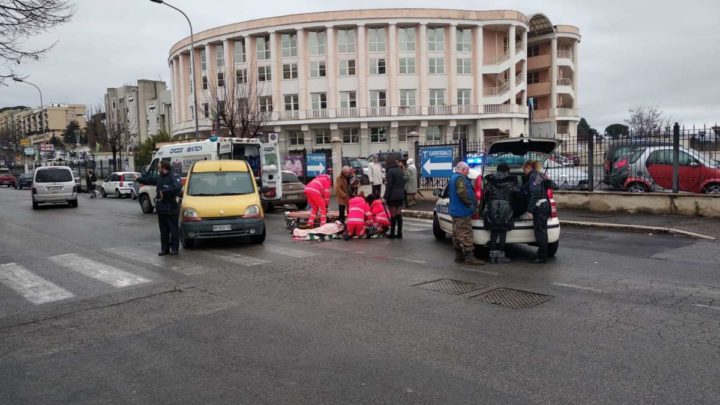 VIDEO – Investita sulle strisce a Velletri, 70enne aspetta ambulanza per 50 minuti stesa sulla strada