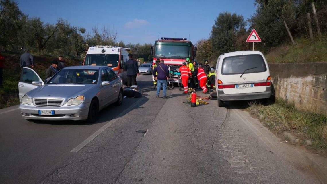 Velletri, giovane scooterista finisce sotto un furgone. Salvato dai pompieri