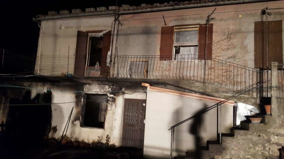 Incendio abitazione ad Alatri, dalla canna fumaria le fiamme si propagano a tutto l’appartamento