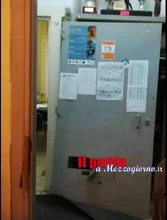 Rubano 23 computer nella scuola Velletrano a Velletri, il sindaco: opera di imbecille che a scuola non ha imparato Rubano 23 computer nella scuola Velletrano a Velletri, il sindaco: opera di imbecille che a scuola non ha imparato