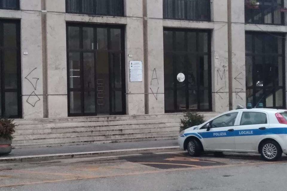 Il “Game over” al Sindaco espresso imbrattando la facciata del Municipio