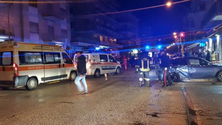 Incidente stradale in centro a Cassino, tre feriti in carambola di auto