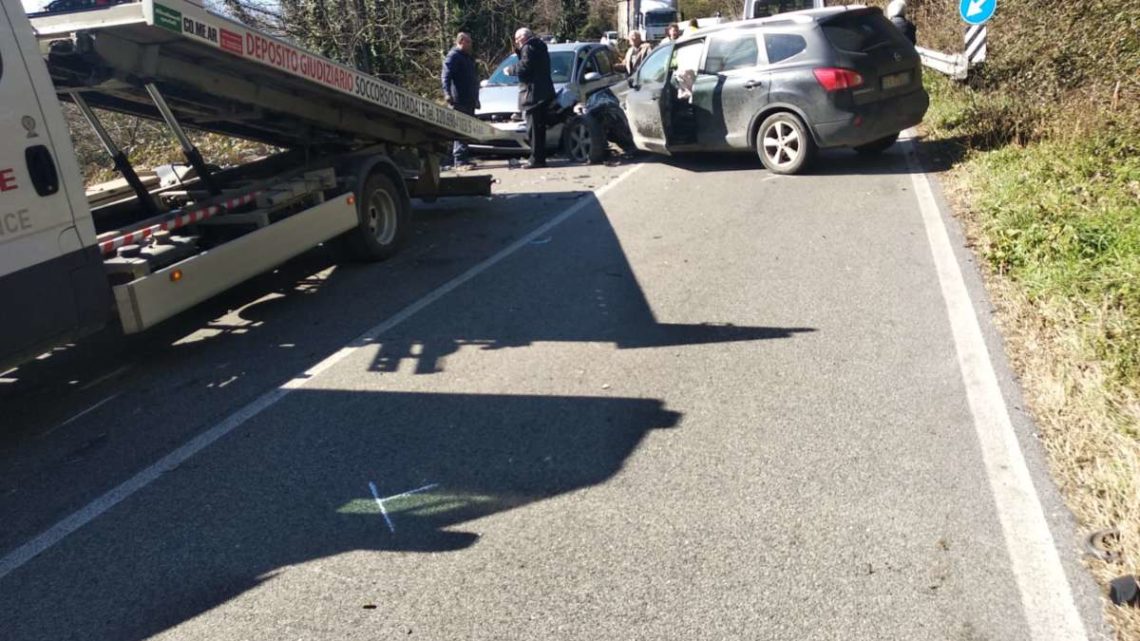 Incidente sulla via dei Laghi a Velletri, feriti e strada chiusa per due ore Incidente sulla via dei Laghi a Velletri, feriti e strada chiusa per due ore