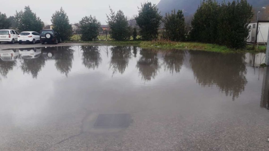 Cassinate flegellato dalle piogge, allagati ingresso e piazzale del Santa Scolastica di via S. Pasquale