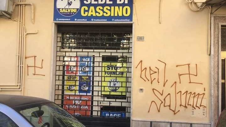 Cassino, imbrattato il muro con scritte antiSalvini accanto alla sede della Lega