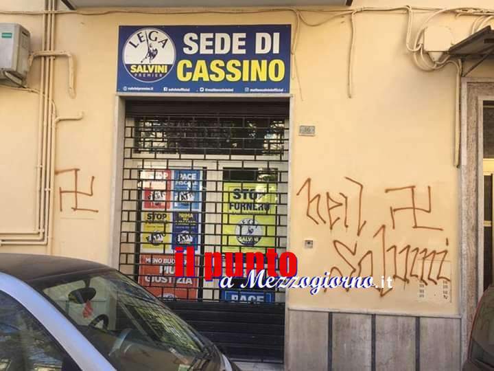 Cassino, imbrattato il muro con scritte antiSalvini accanto alla sede della Lega