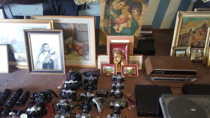 Trovato un altro covo del presunto ricettatore di Veroli: dipinti e macchine fotografiche