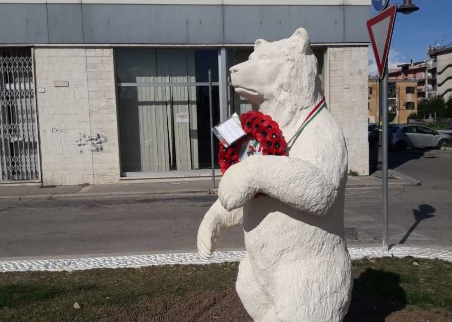 Cassino, la statua dell’Orso Wojtek attende l’inaugurazione e si gode la coccarda di fiori dei cittadini