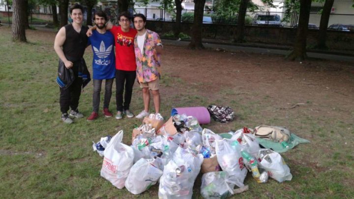 Quattro amici  rimediano all’inciviltà e all’indifferenza raccogliendo i rifiuti lasciati nella villa comunale