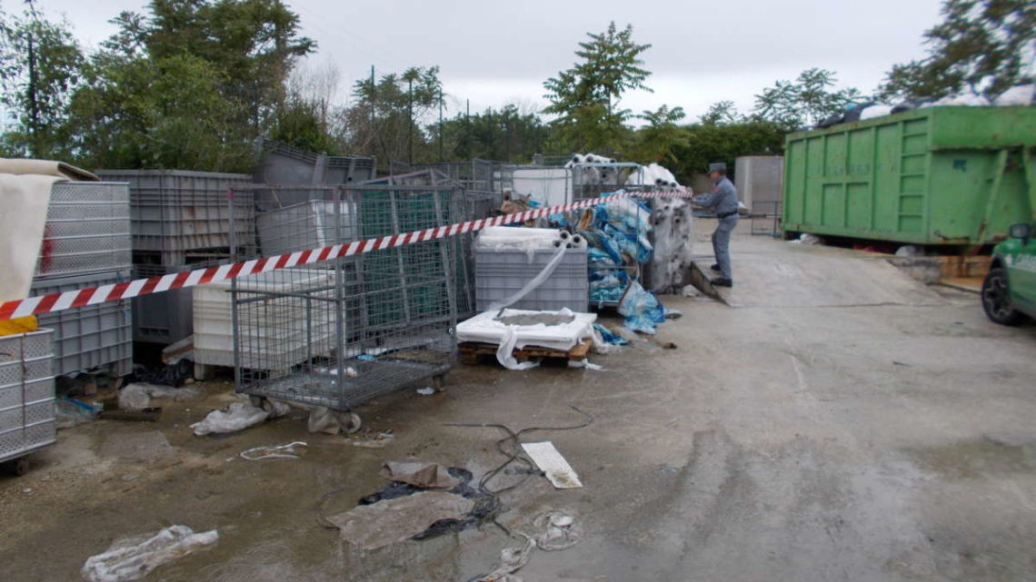 Area con rifiuti pericolosi sequestrata nella Valle del Sacco