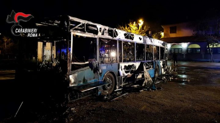 Bus Cotral distrutto da fiamme a Fonte Nuova, illesi i 20 passeggeri