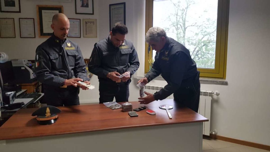 Cercano lavoratori in nero e trovano 7 etti di droga, arrestato commerciante