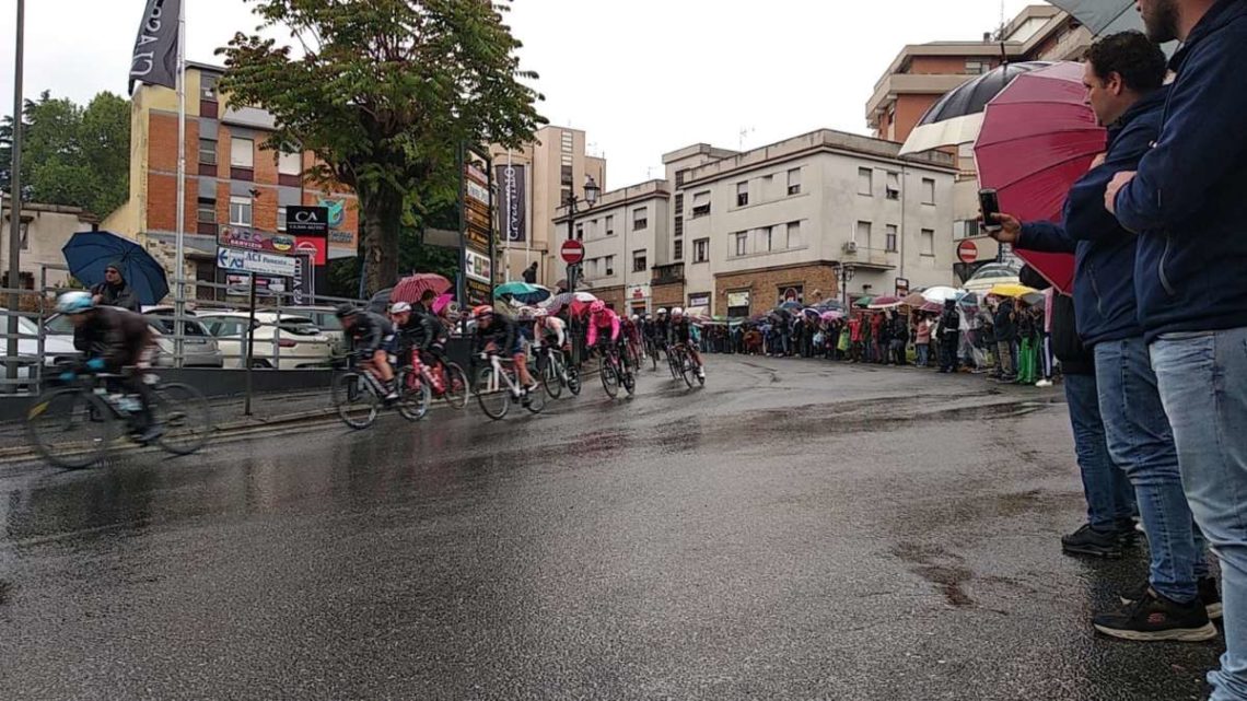 Il Giro d’Italia attraversa Velletri, a centinaia assiepati nonostante la pioggia