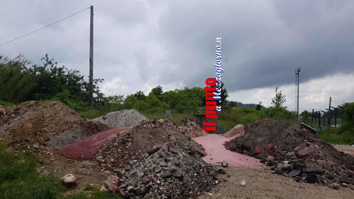 Discarica di rifiuti inerti a pochi passi dal campo sportivo di Cervaro Discarica di rifiuti inerti a pochi passi dal campo sportivo di Cervaro
