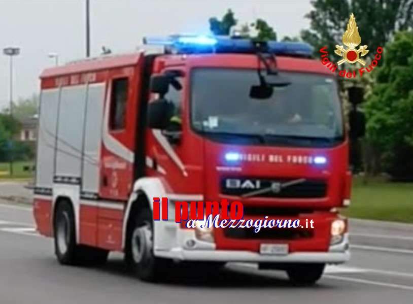 Gli va a fuoco la macchia e si parcheggia in una officina, distrutte tre auto Gli va a fuoco la macchia e si parcheggia in una officina, distrutte tre auto