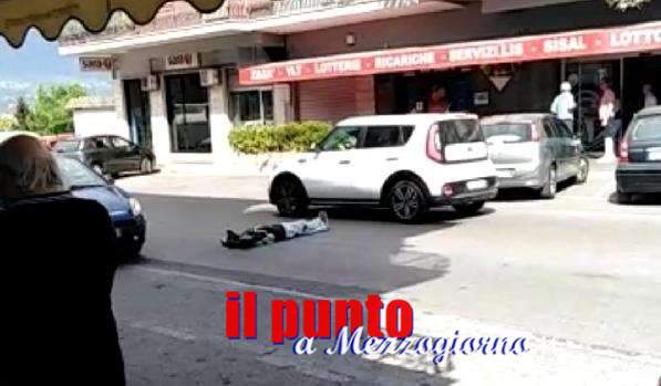 Cassino, ubriaco si sdraia al centro di via Di Biasio rischiando di essere travolto dalle auto