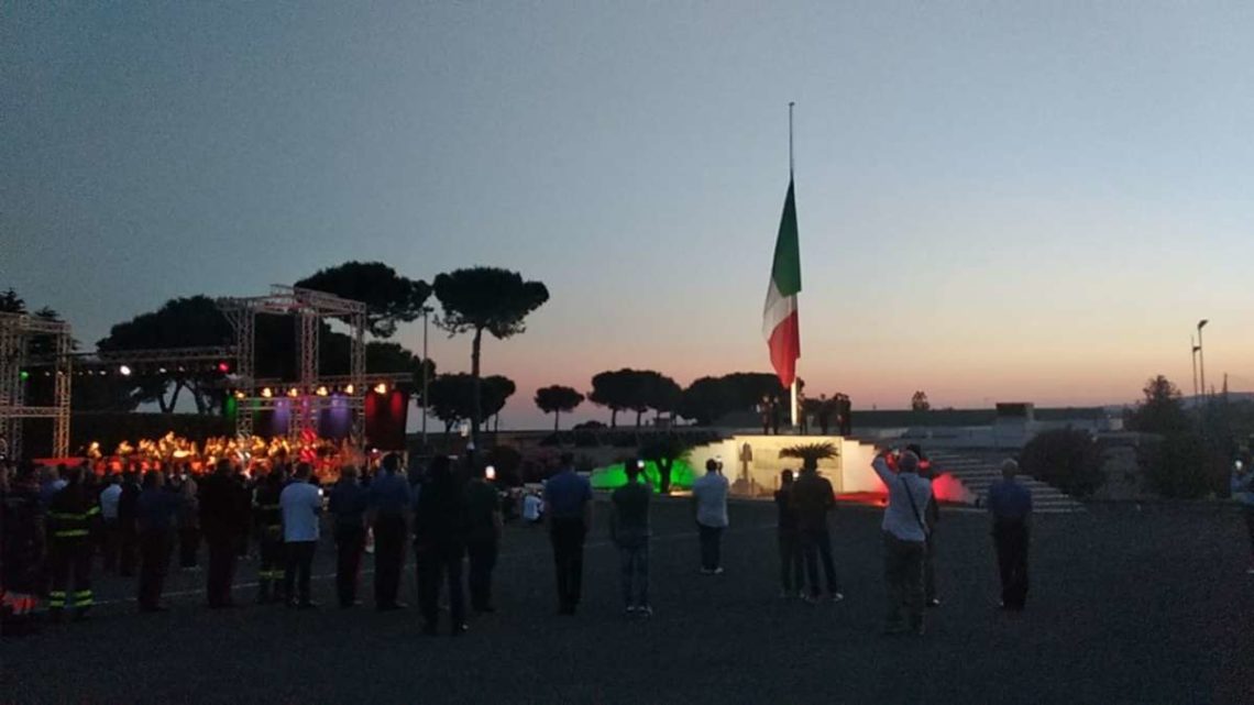 VIDEO – Tramonto e ammaina bandiera, emozioni in concerto per i 50 anni della scuola carabinieri di Velletri