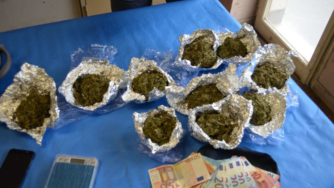 Velletri, nascondeva oltre mezzo chilo di marijuana sotto al divano: arrestato 24enne