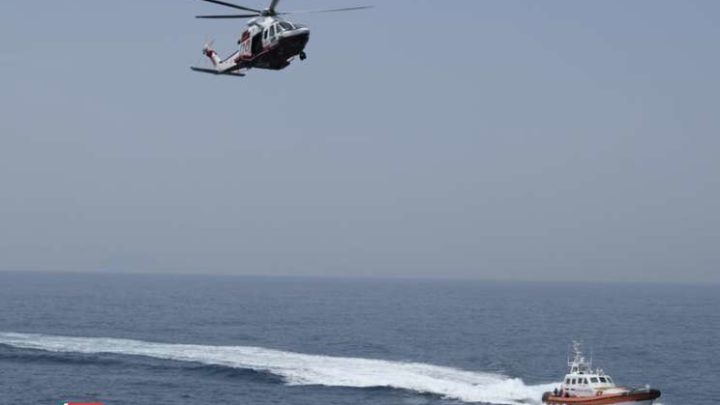 Avaria a nave da crociera al largo di Ponza, 8500 persone in attesa di essere rimorchiate verso Napoli