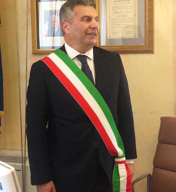 Enzo Salera indossa la fascia tricolore, passaggio di consegne con il Commissario Basile