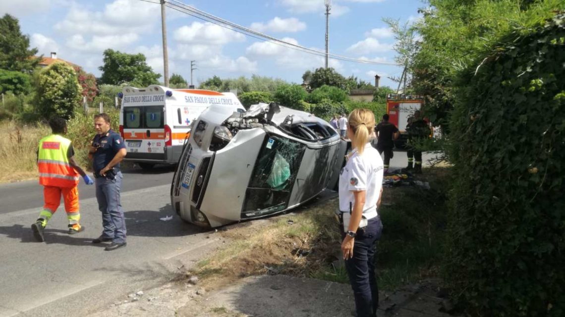 Auto con mamma e tre figli di Paliano si cappotta a Velletri, 12enne in gravi condizioni